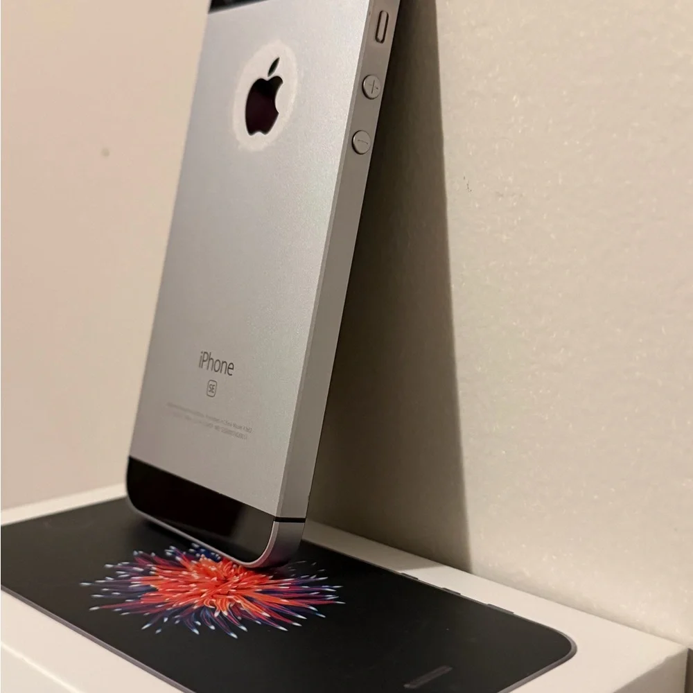 Apple iPhone SE Black and Silver